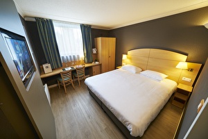 Room with double bed